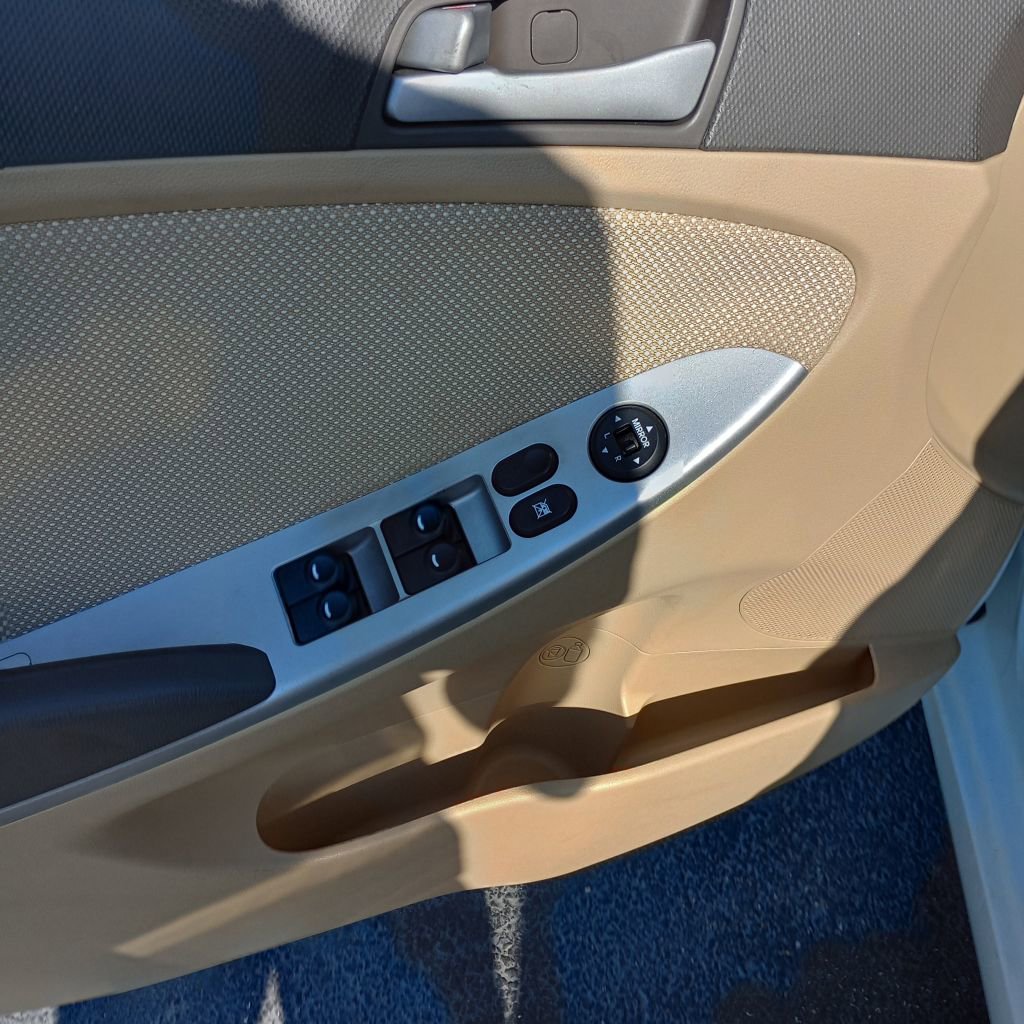 Used 2013 Hyundai Accent GLS image 12