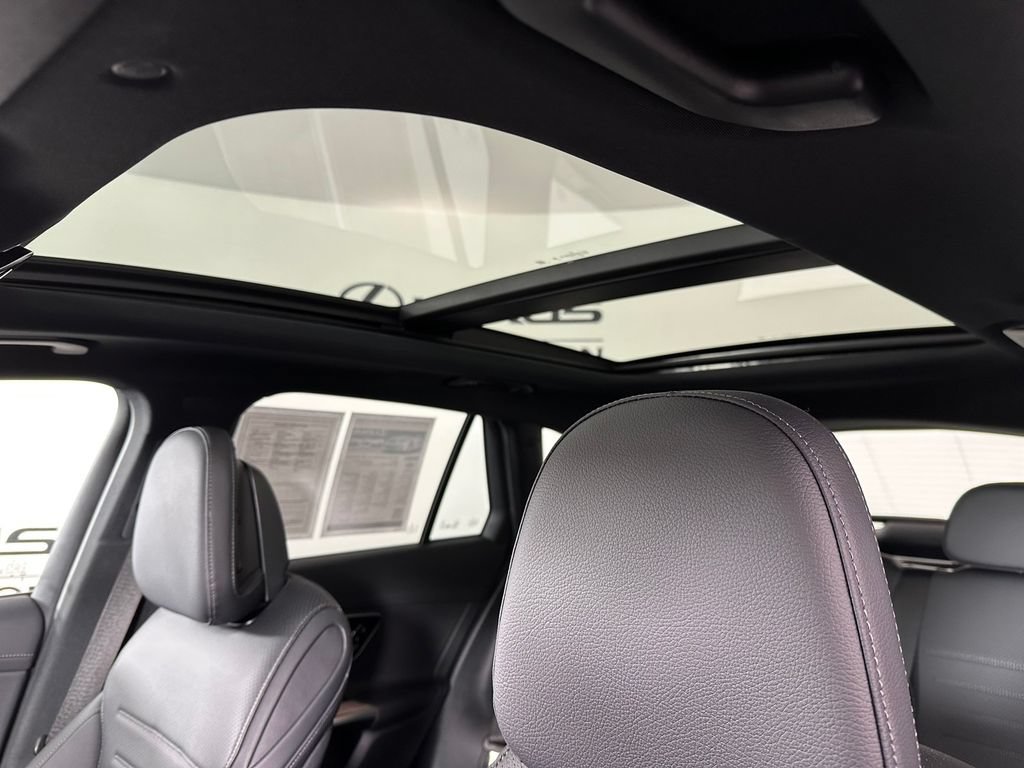 Used 2025 Mercedes-Benz GLC 300 4MATIC image 4