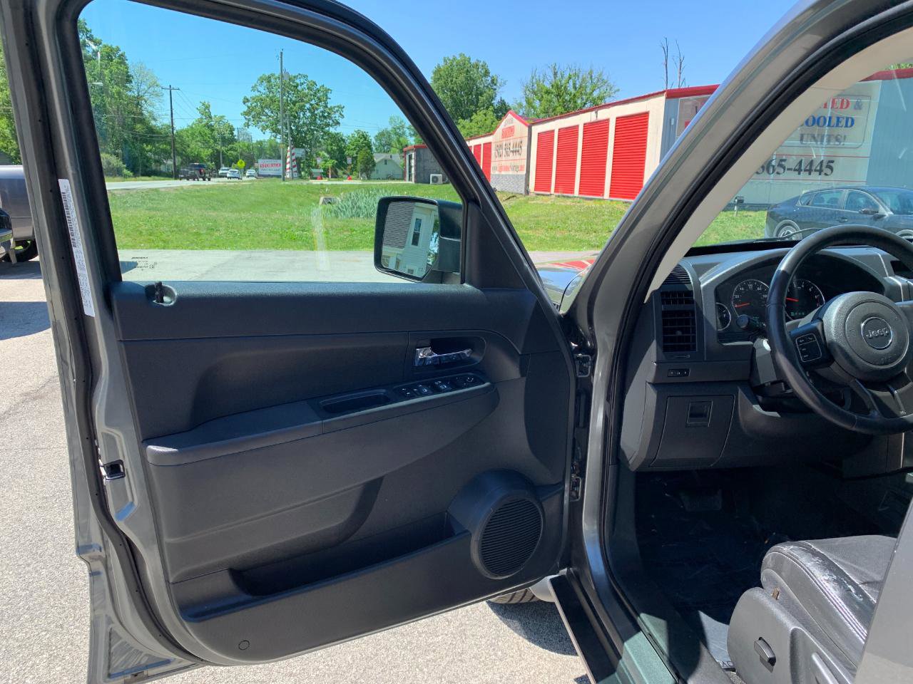 Used 2012 Jeep Liberty Sport AWD/4WD image 9