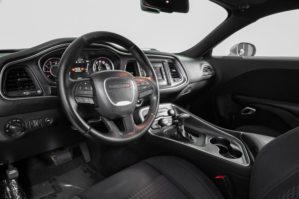 Used 2016 Dodge Challenger SXT RWD image 28
