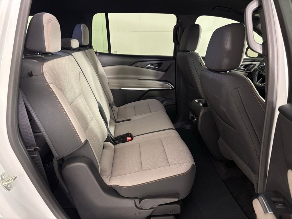 Used 2025 Chevrolet Traverse LT image 47