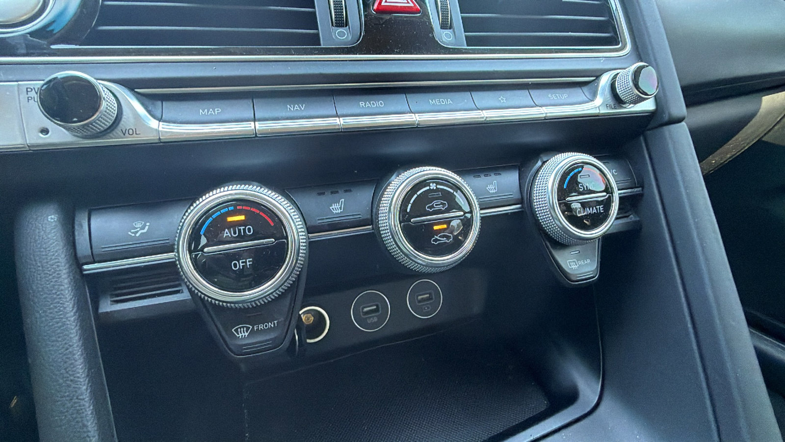 Used 2022 Genesis G70 2.0T image 33