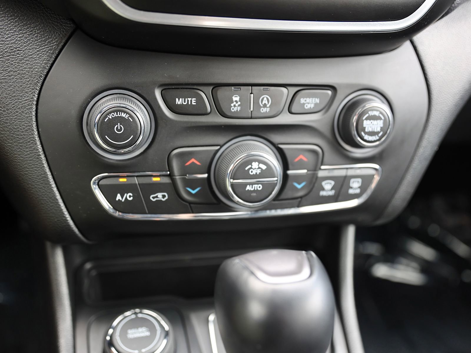 Used 2021 Jeep Cherokee Latitude Lux w/ Comfort/Convenience Group image 27