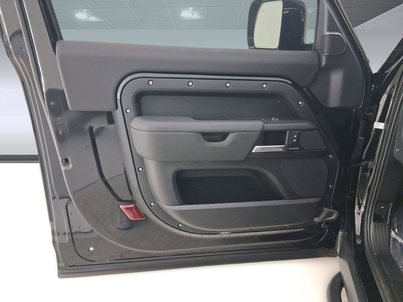 Used 2025 Land Rover Defender 90 S image 19