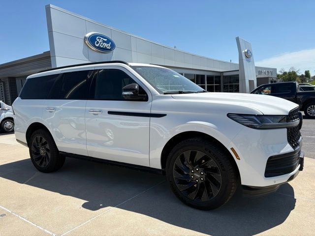 Used 2026 Lincoln Navigator Reserve w/ Jet Appearance Package AWD/4WD image 3