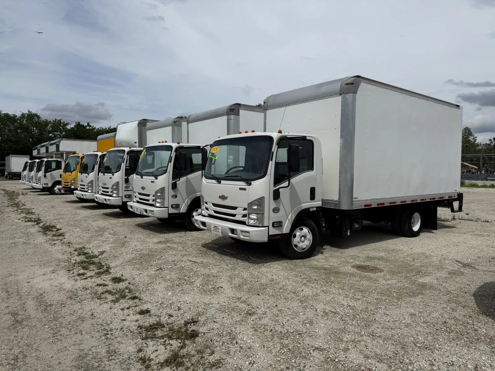 Used 2021 Isuzu NPR RWD image 25
