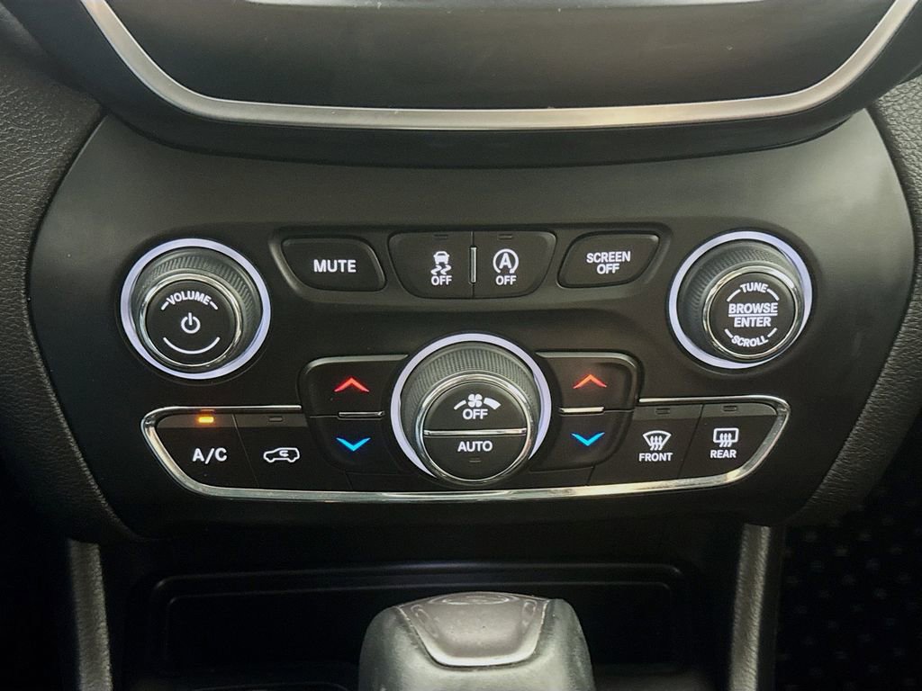 Used 2020 Jeep Cherokee Latitude Plus w/ Comfort/Convenience Group image 16