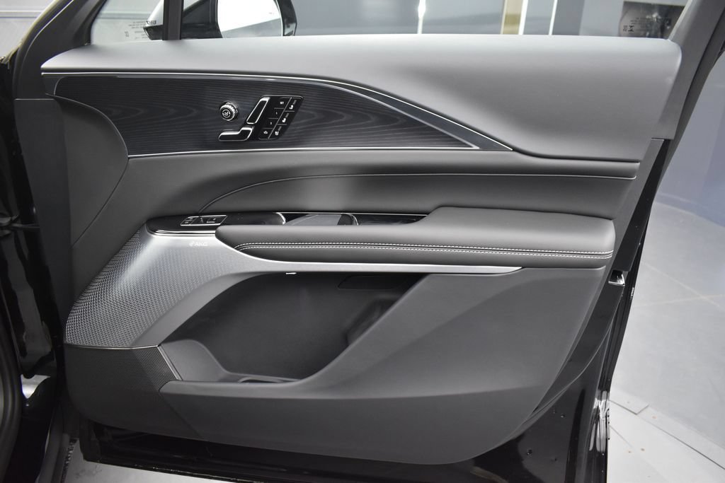 New 2026 Cadillac Lyriq Signature Sport w/ LPO, Floor Liner Package AWD/4WD image 33