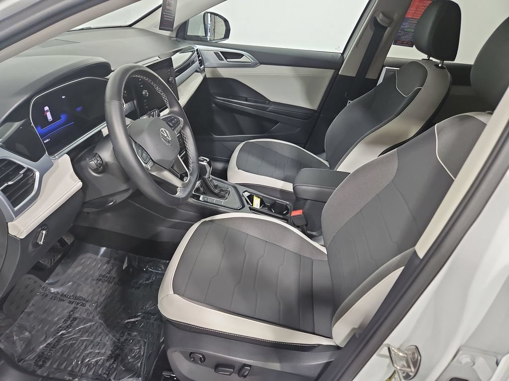 Used 2025 Volkswagen Taos SE w/ Panoramic Sunroof Package FWD image 12