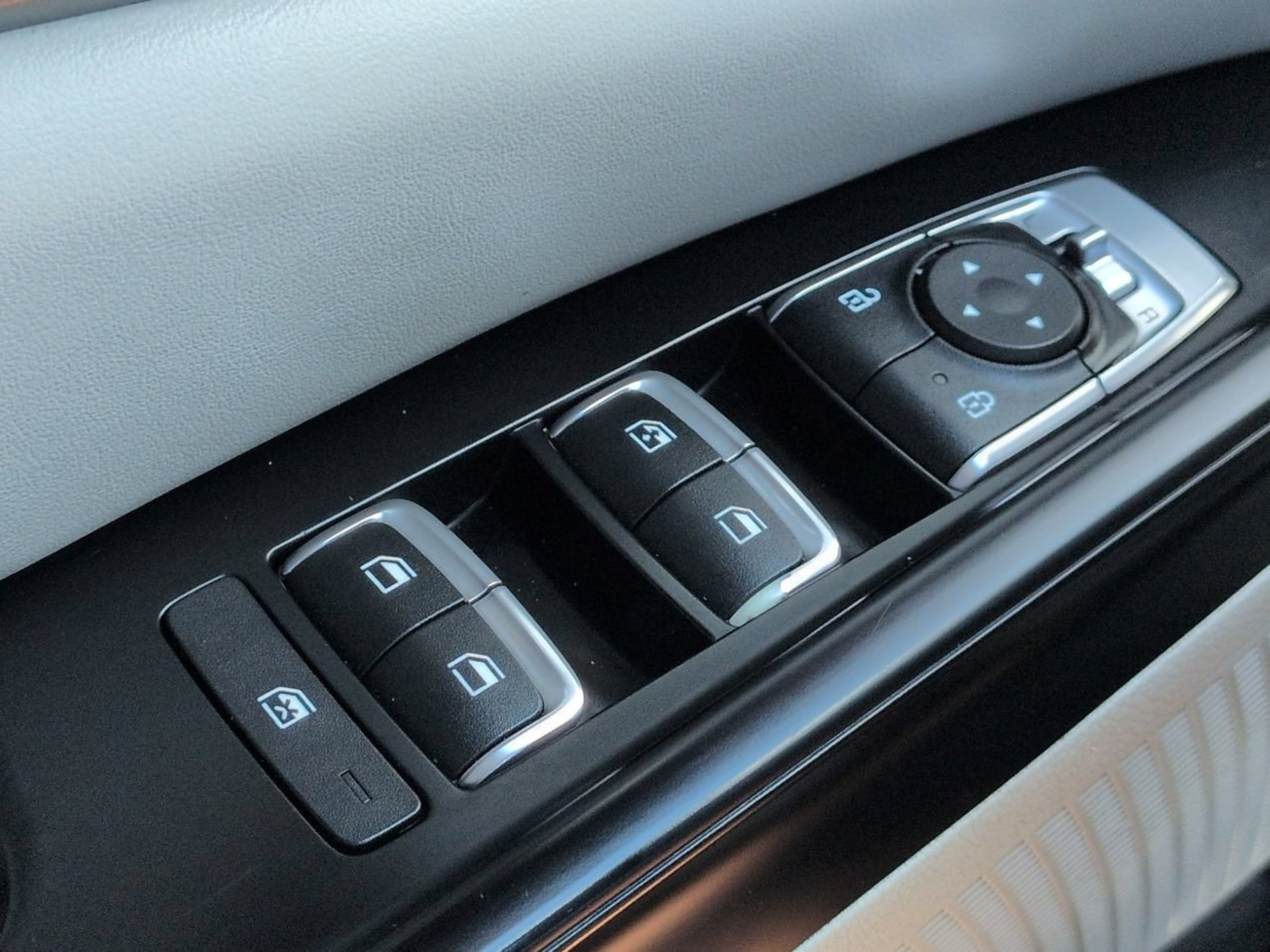 Used 2023 Kia Carnival LX FWD image 29