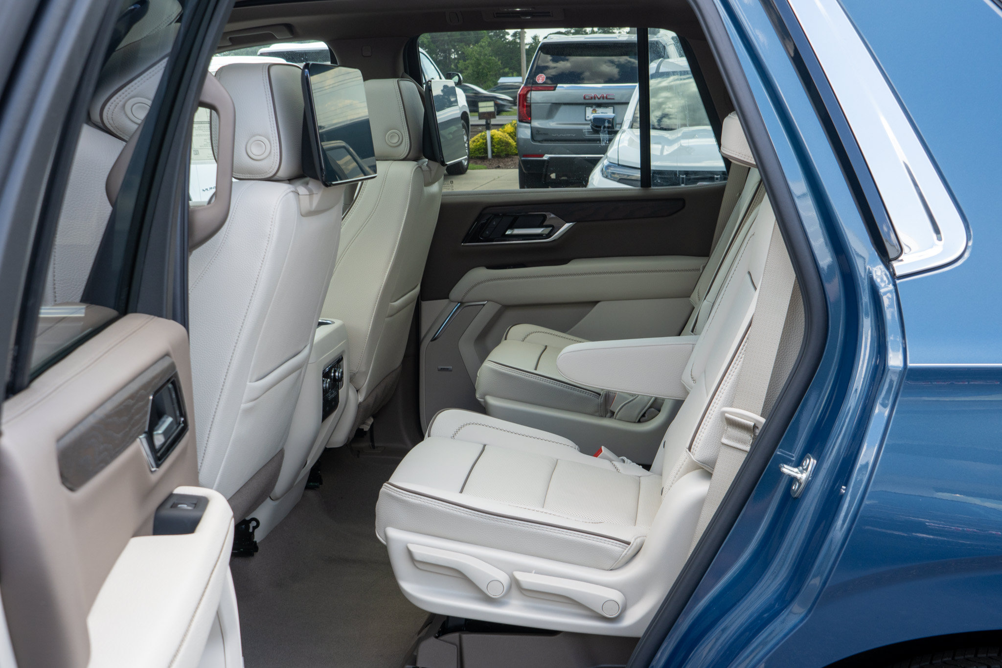 New 2026 GMC Yukon Denali w/ Denali Reserve Package AWD/4WD image 31