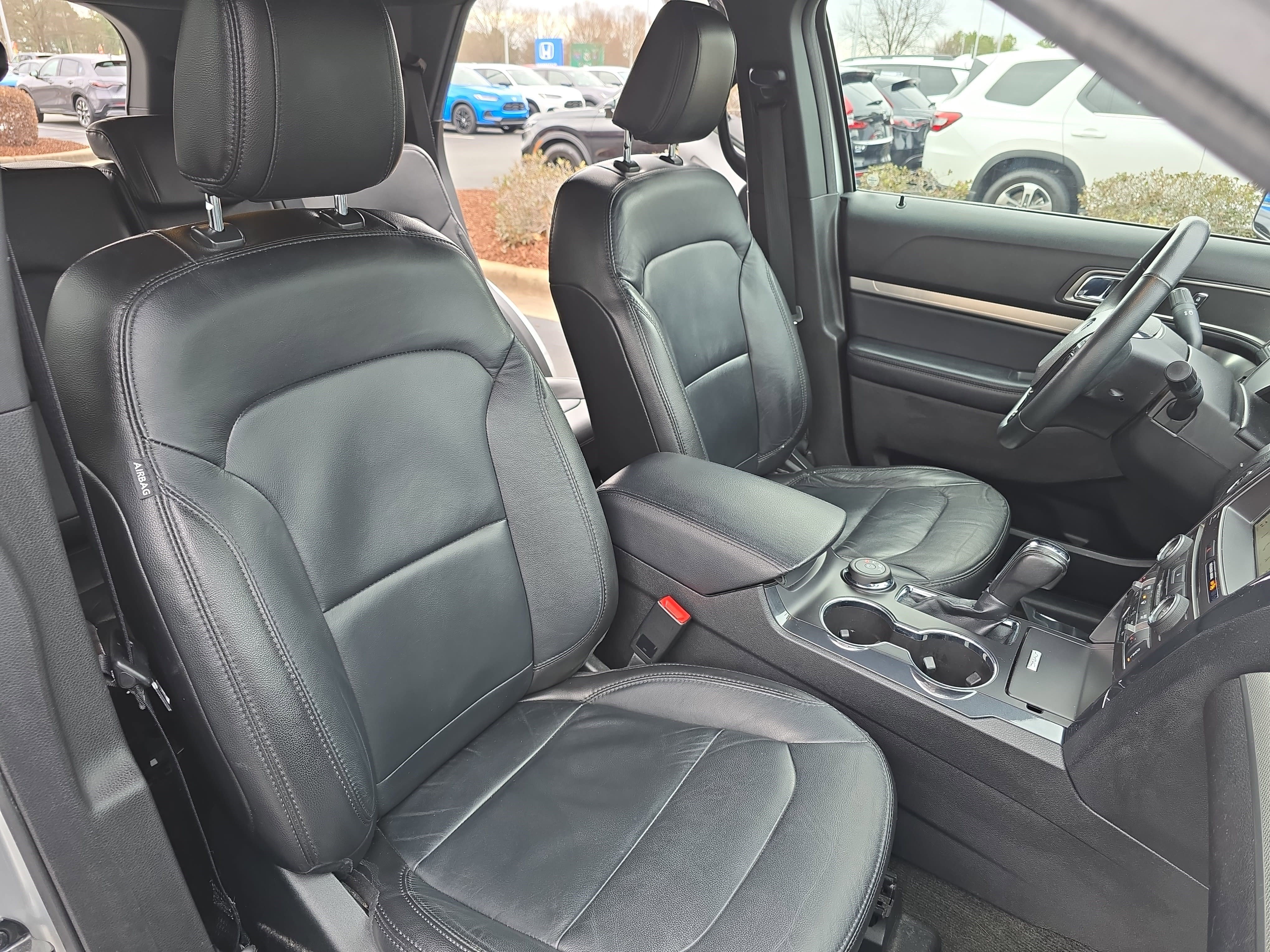 Used 2018 Ford Explorer XLT w/ Equipment Group 202A image 10