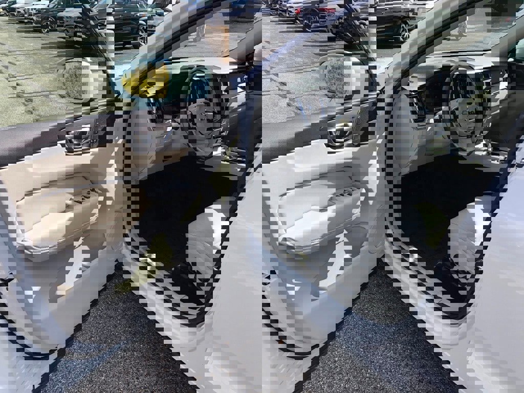 Used 2023 Volvo XC60 T8 Plus image 11