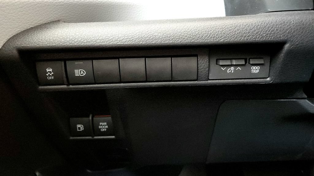 Certified 2025 Toyota Sienna LE AWD/4WD image 34