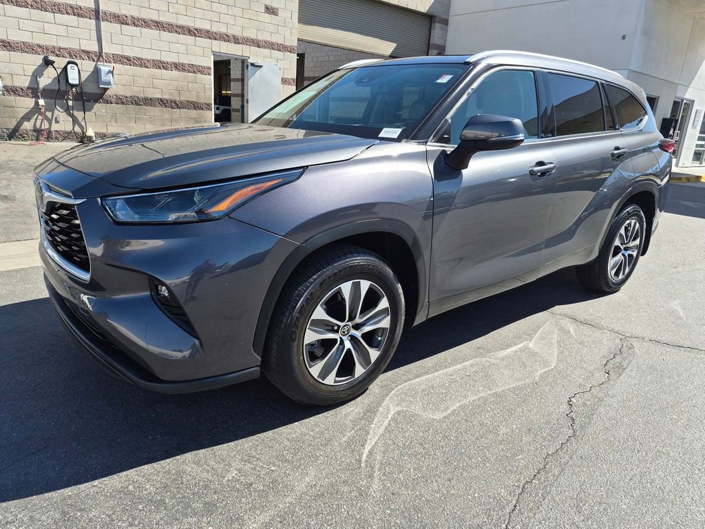Used 2022 Toyota Highlander XLE image 3