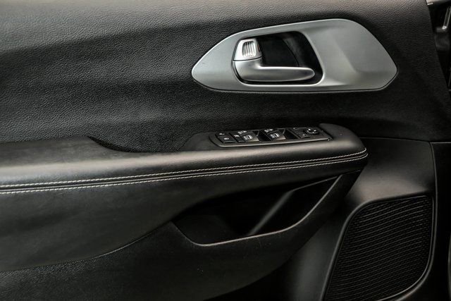 Used 2018 Chrysler Pacifica Touring-L Plus image 8