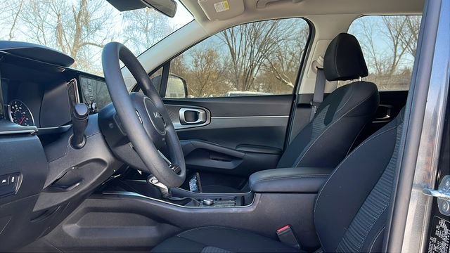 Used 2023 Kia Sorento LX image 7