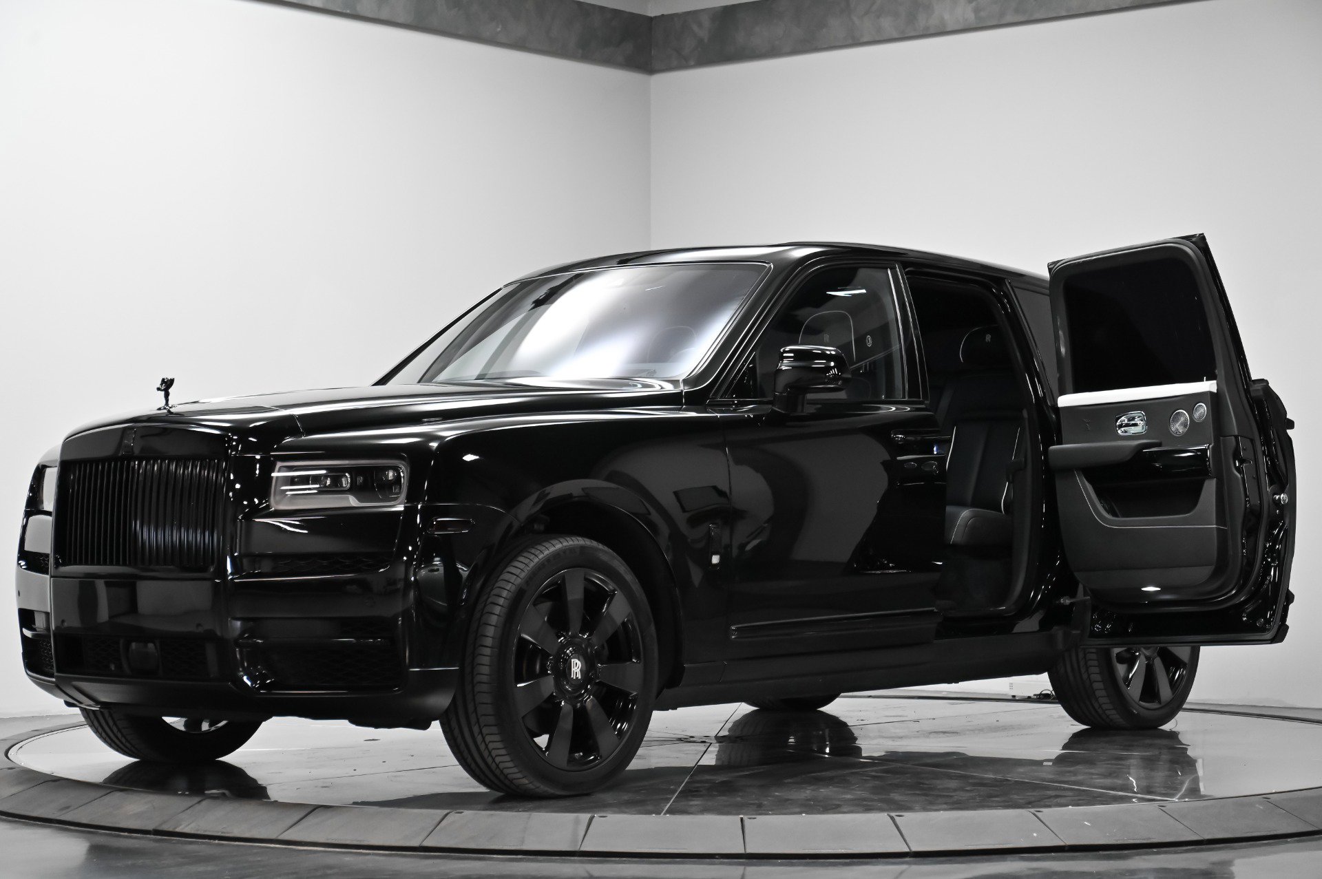 Used 2019 Rolls-Royce Cullinan image 2