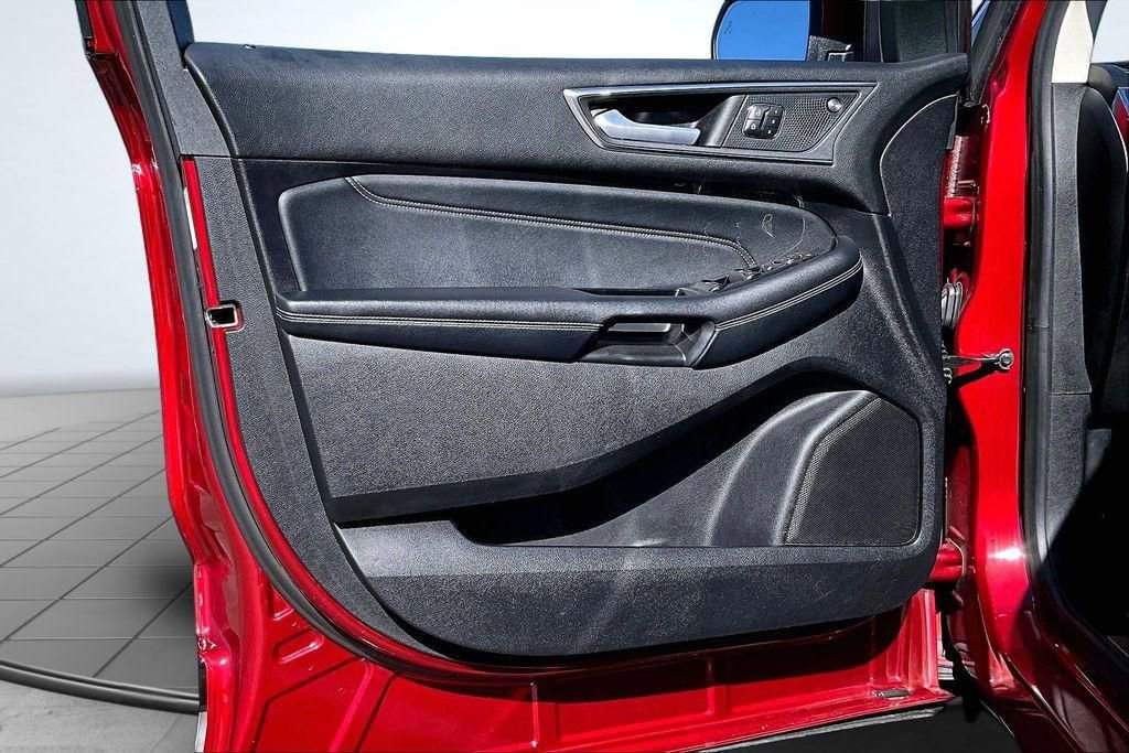 Used 2019 Ford Edge Titanium w/ Equipment Group 301A image 23