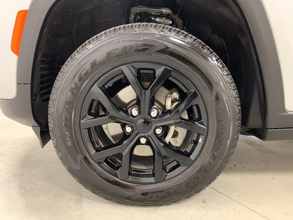 Used 2025 Jeep Grand Cherokee Altitude AWD/4WD image 19