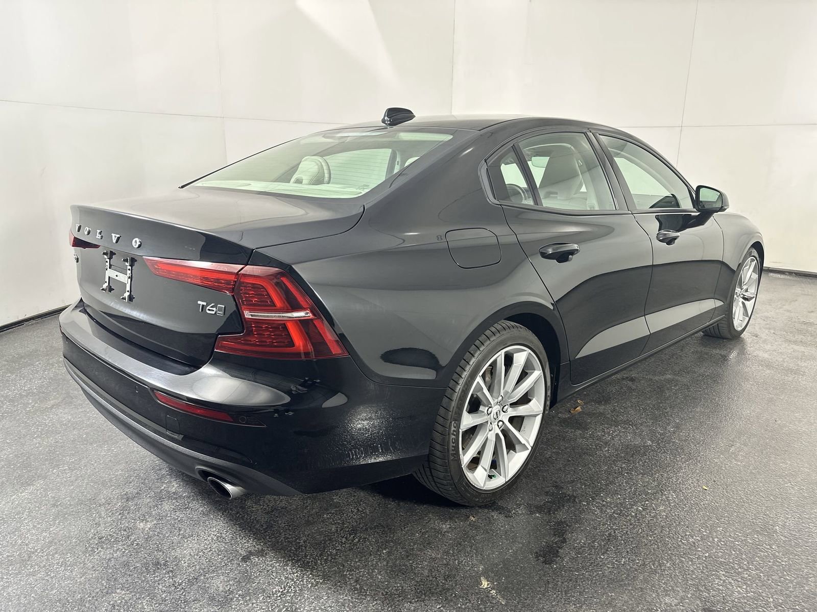 Used 2020 Volvo S60 T6 Momentum w/ Protection Package Premier image 9