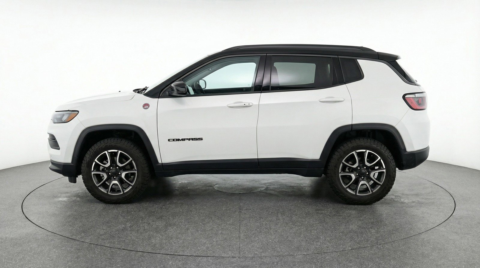 Used 2025 Jeep Compass Trailhawk AWD/4WD image 5