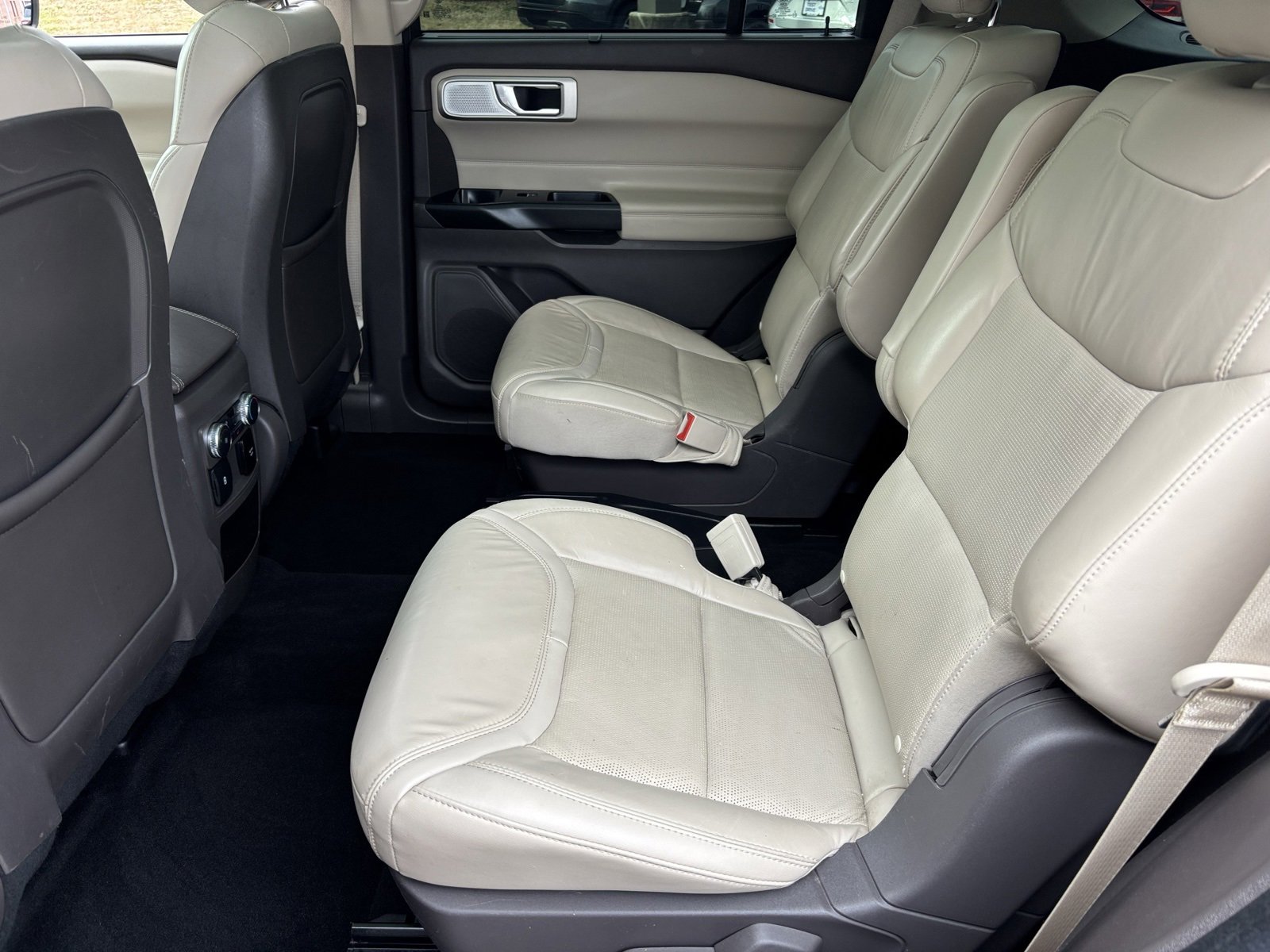 Used 2020 Ford Explorer Platinum w/ Premium Technology Package image 18