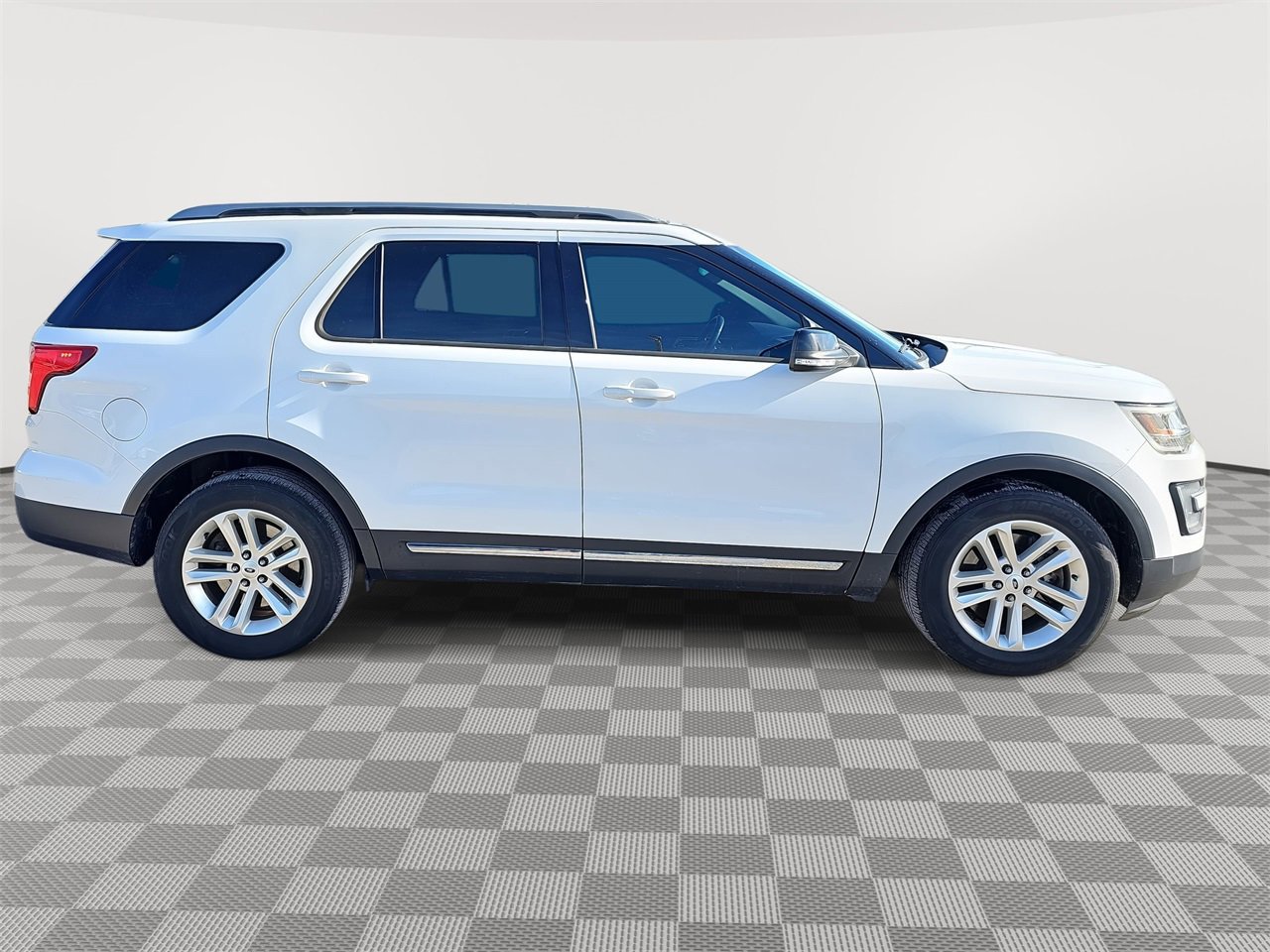 Used 2017 Ford Explorer XLT image 4