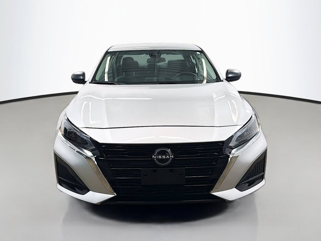 Used 2024 Nissan Altima 2.5 SV FWD image 2