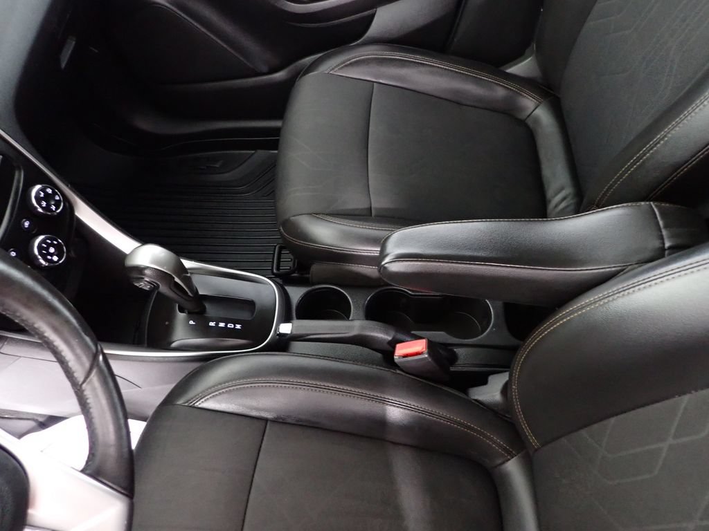Used 2018 Chevrolet Trax LT w/ LT Convenience Package FWD image 28