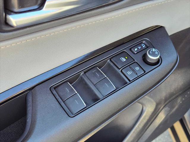 Used 2023 Toyota Venza LE AWD/4WD image 22