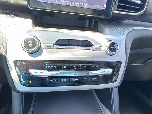 Used 2023 Ford Explorer XLT w/ Equipment Group 202A AWD/4WD image 39