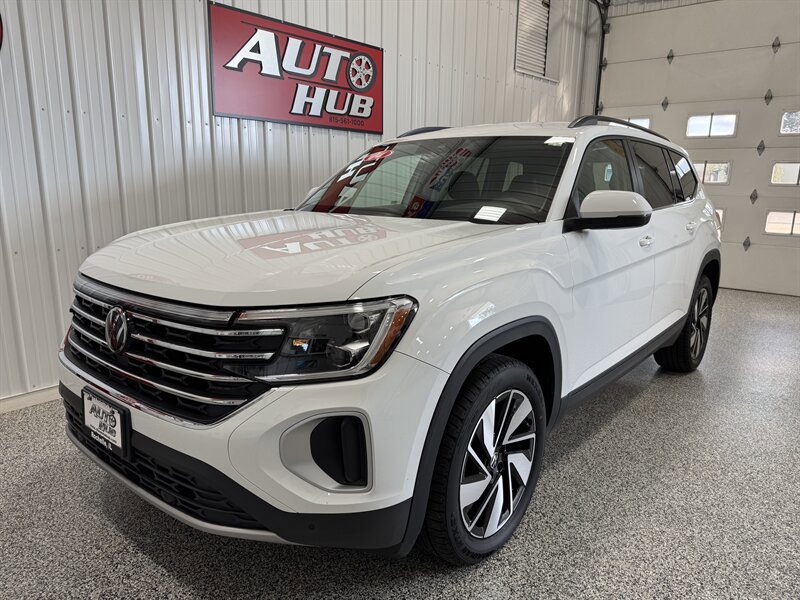 Used 2024 Volkswagen Atlas SE image 2
