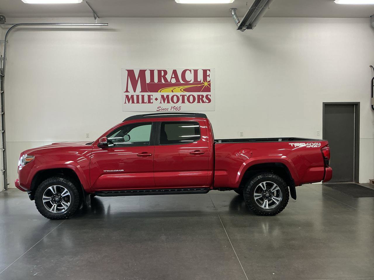 Used 2019 Toyota Tacoma SR5 AWD/4WD image 2