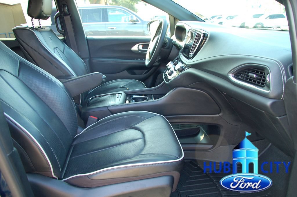 Used 2023 Chrysler Pacifica Limited w/ Uconnect Theater Family Group AWD/4WD image 14