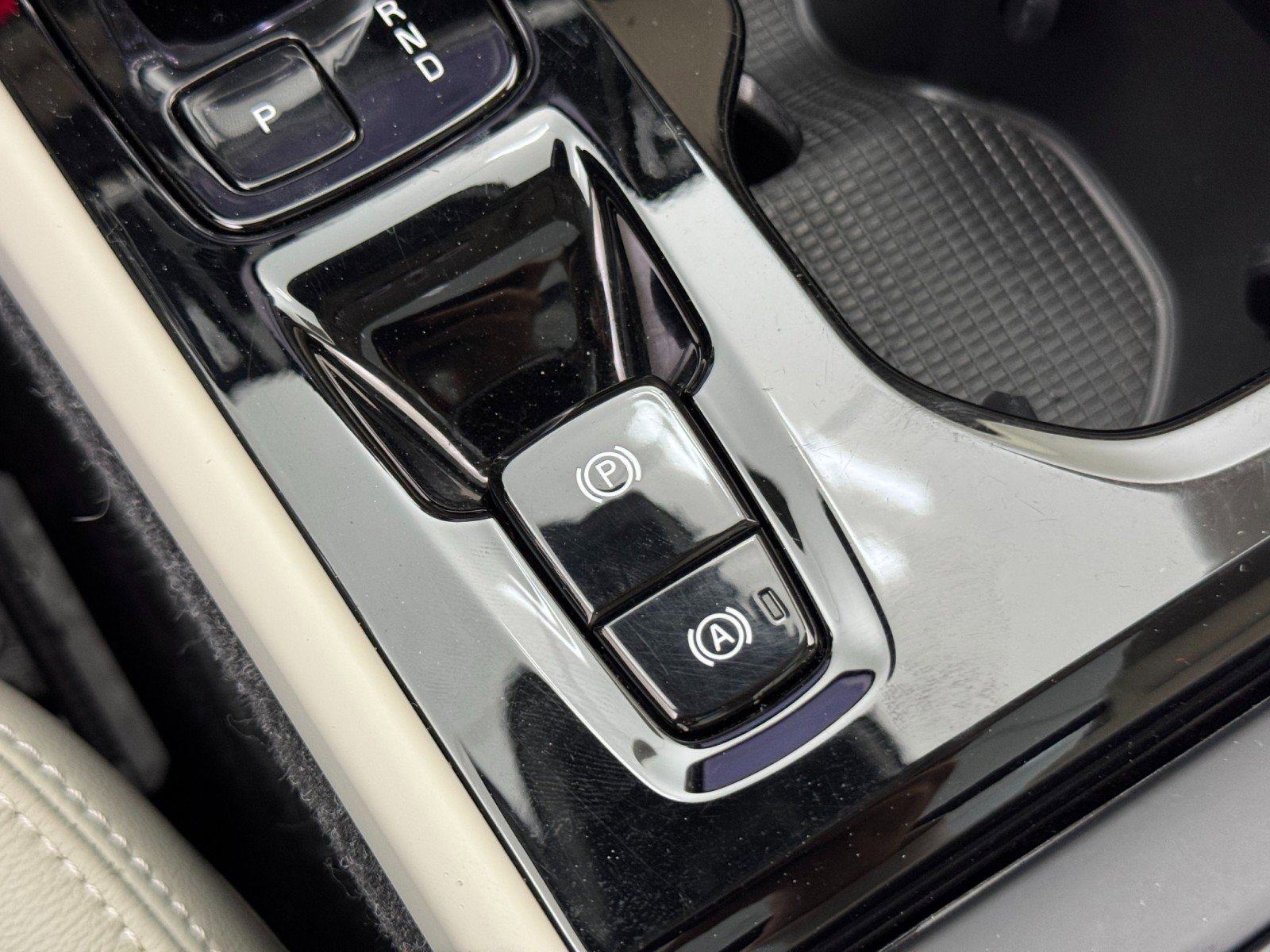 Used 2023 Volvo XC40 B5 Ultimate image 32