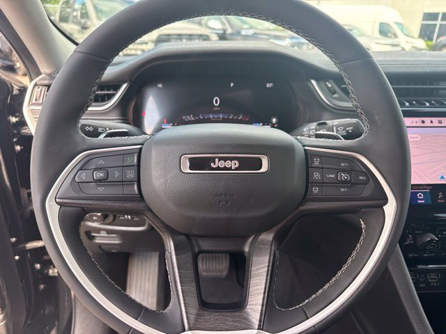Used 2023 Jeep Grand Cherokee Limited AWD/4WD image 11