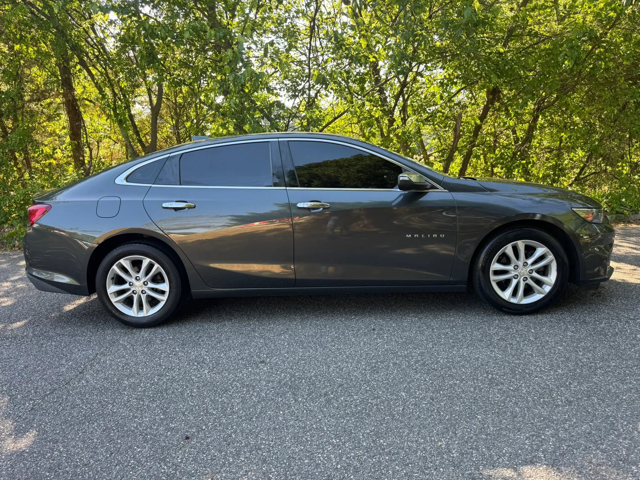 Used 2016 Chevrolet Malibu LT FWD image 4