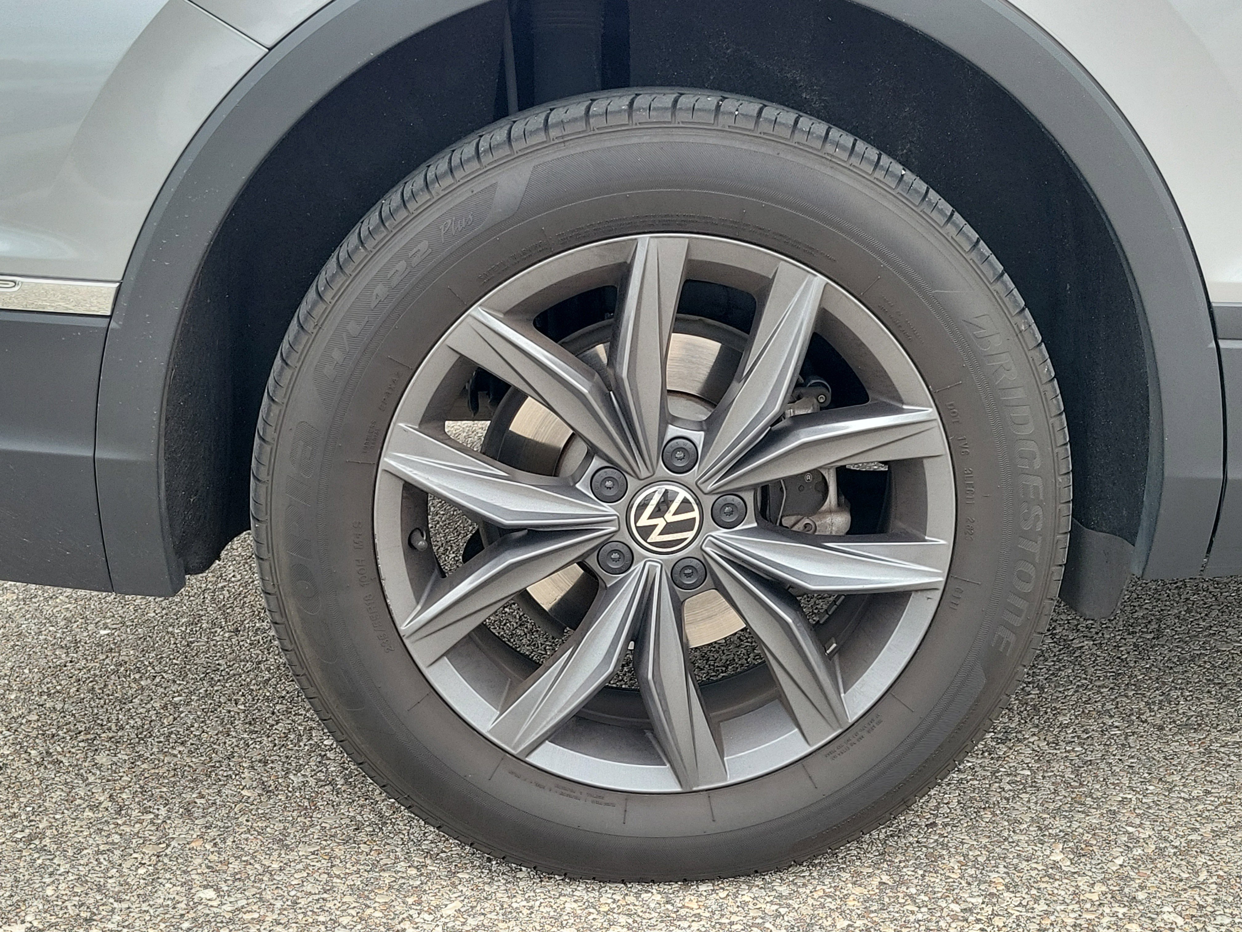 Used 2024 Volkswagen Tiguan SE image 9
