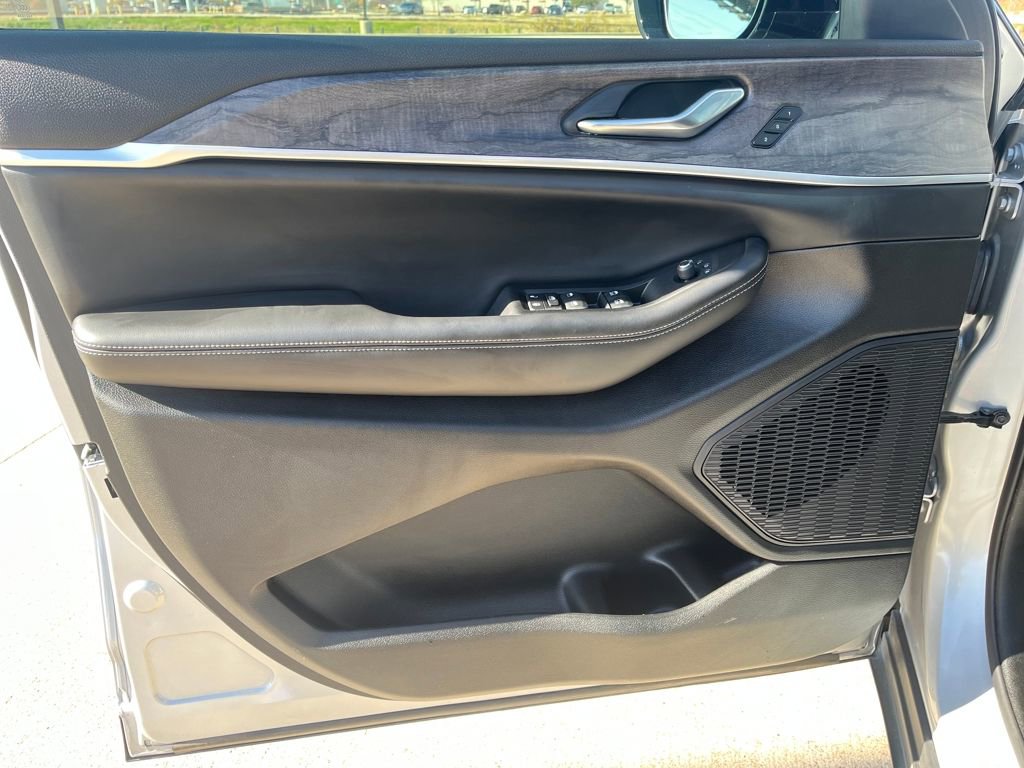 Used 2024 Jeep Grand Cherokee Limited w/ Luxury Tech Group II image 13