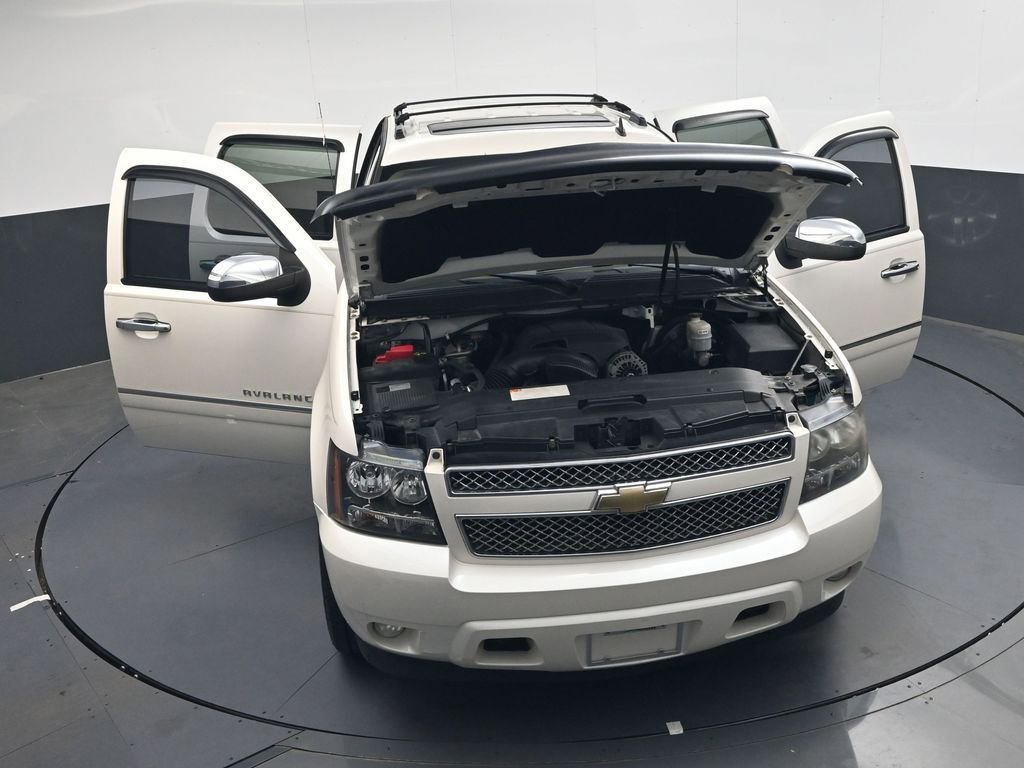 Used 2011 Chevrolet Avalanche LTZ AWD/4WD image 32