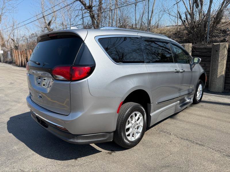 Used 2020 Chrysler Pacifica Touring-L FWD image 39