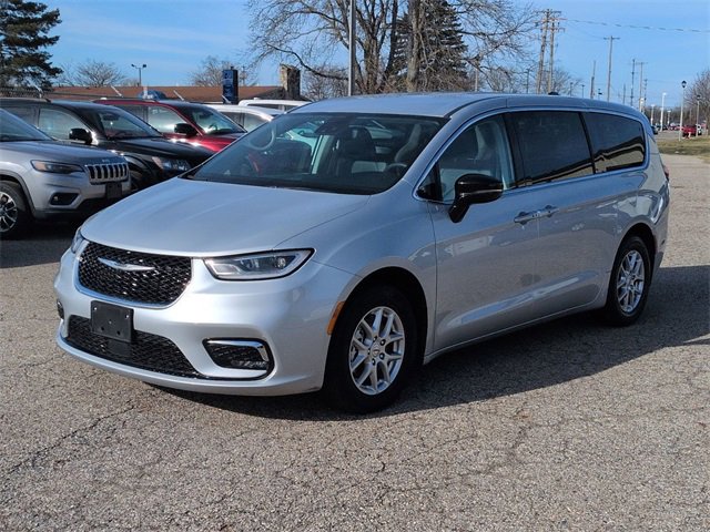 Used 2024 Chrysler Pacifica Touring-L image 1