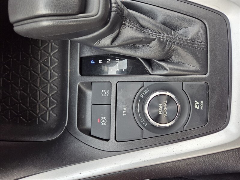 Used 2021 Toyota RAV4 LE AWD/4WD image 20