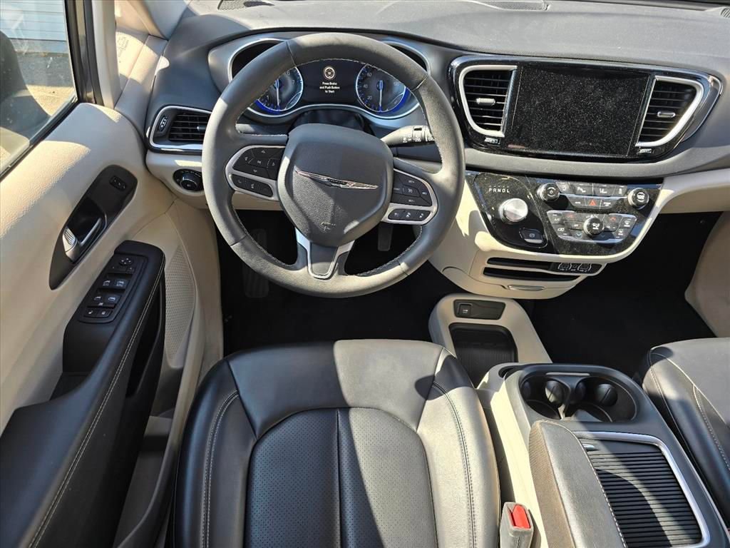 Used 2023 Chrysler Pacifica Touring-L image 4