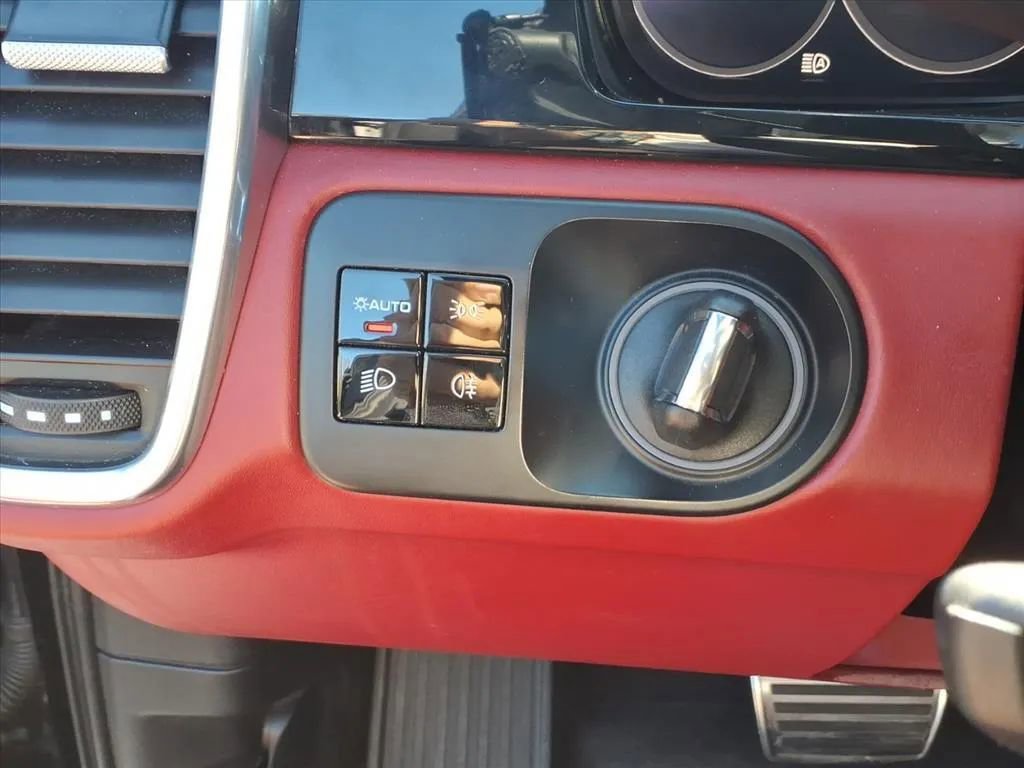 Used 2021 Porsche Cayenne S image 19