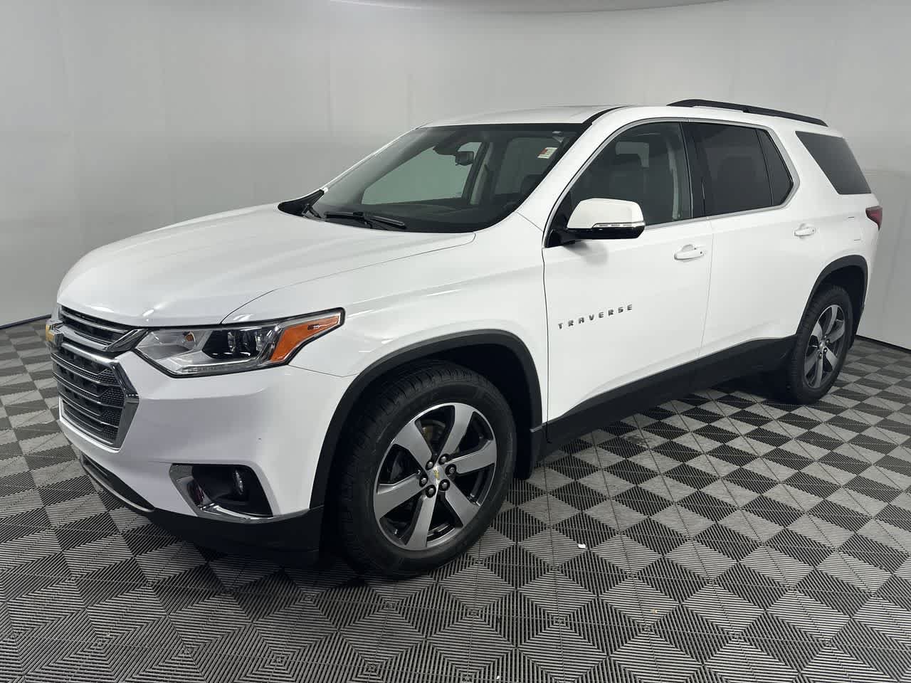 Used 2019 Chevrolet Traverse LT w/ LT Premium Package AWD/4WD image 4