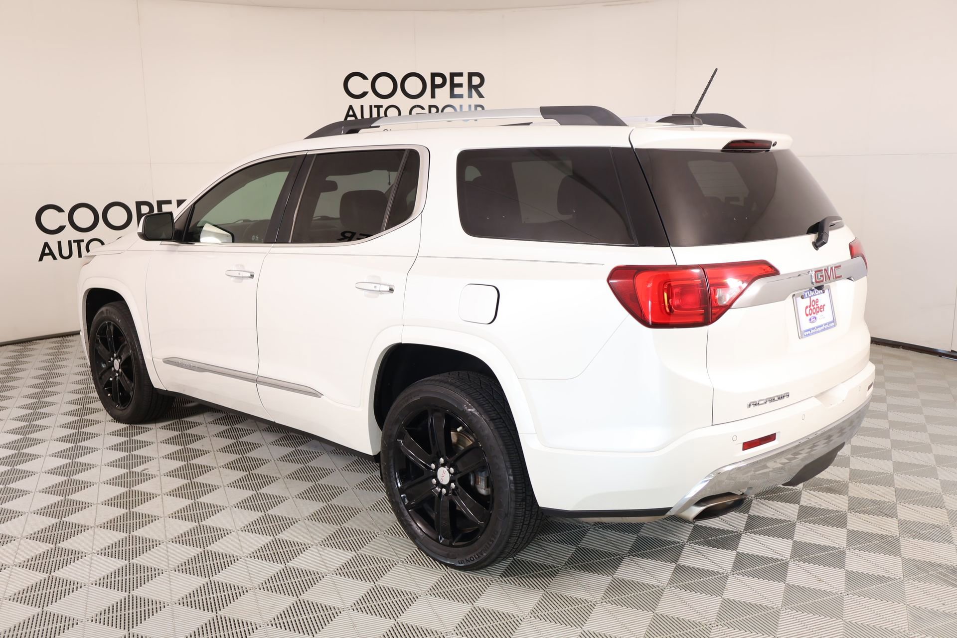 Used 2018 GMC Acadia Denali w/ Technology Package FWD image 25