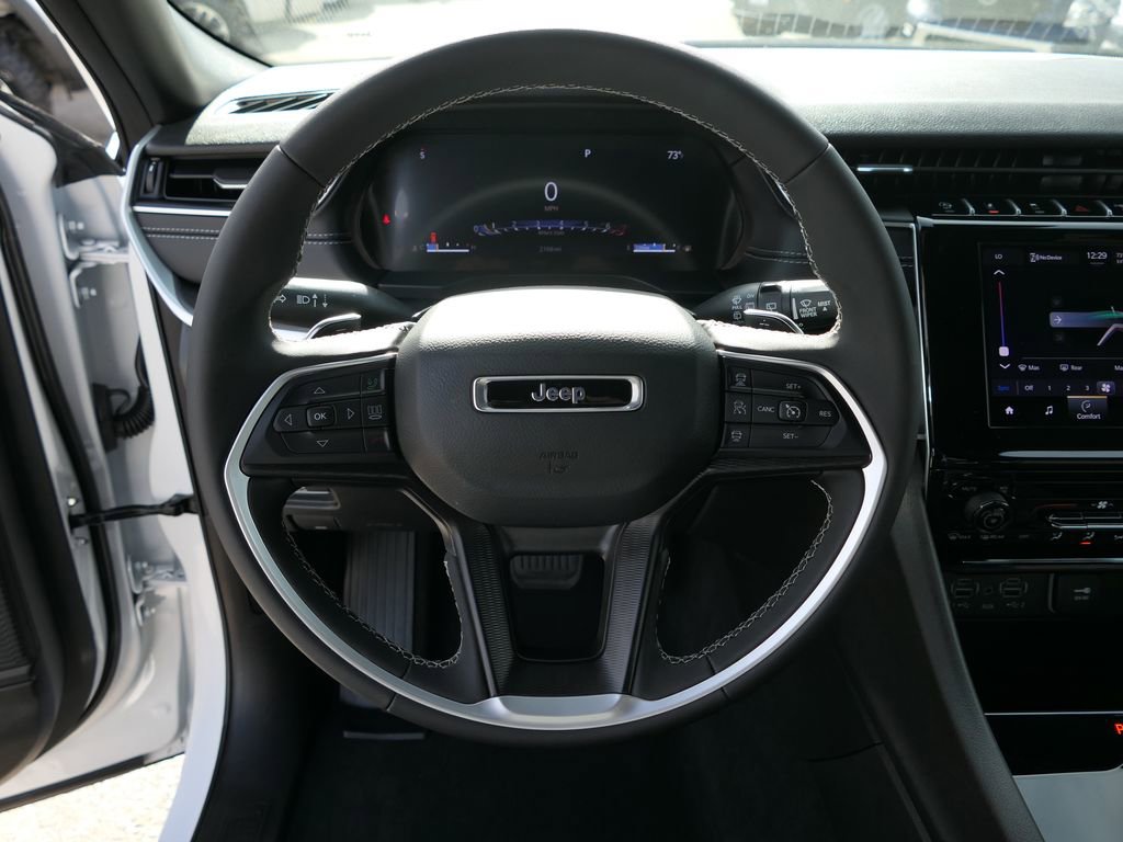 Used 2025 Jeep Grand Cherokee Laredo X image 15