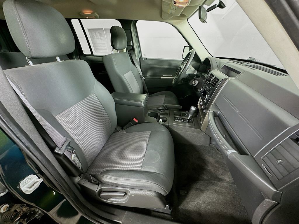 Used 2010 Jeep Liberty Renegade AWD/4WD image 28